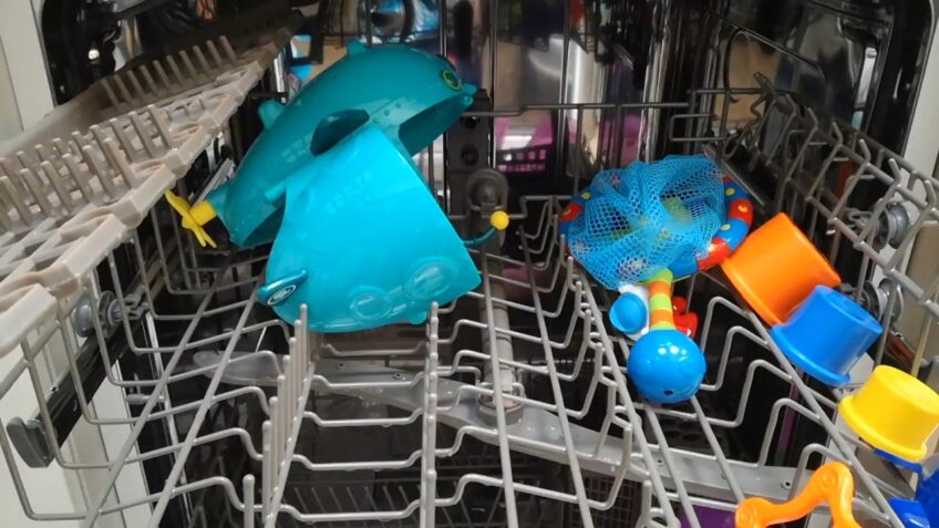 Dishwasher Method for cleaning bath toys